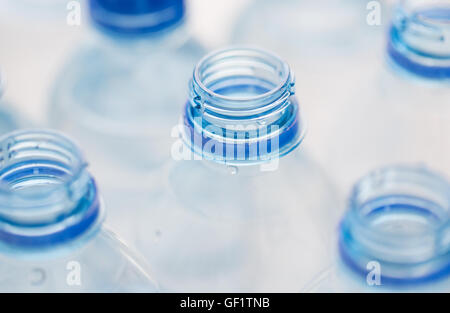 Chiudere fino a vuoto utilizzate bottiglie di acqua Foto Stock