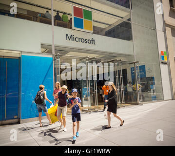 Microsoft flagship store sulla Fifth Avenue a New York, mercoledì 20 luglio, 2016. Microsoft ha riportato fiscal quarto trimestre utili che batte analisti citando le aspettative di un aumento dei suoi il cloud computing aziendale. (© Richard B. Levine) Foto Stock