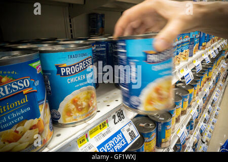 Le lattine di progresso di zuppa di marca su uno scaffale di supermercato a New York venerdì 22 luglio, 2016. General Mills, il titolare del marchio di progresso, ha annunciato che farà chiudere gli impianti in New Jersey, Ohio, Brasile e Cina che colpiscono 1400 posti di lavoro. Il Vineland, NJ Progresso impianto, in funzione dal 1942, chiuderà che interessano 370 lavoratori in South Jersey. (© Richard B. Levine) Foto Stock