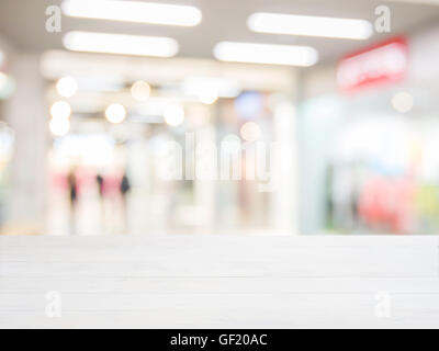 In legno tabella vuota nella parte anteriore del fondo sfocato Foto Stock