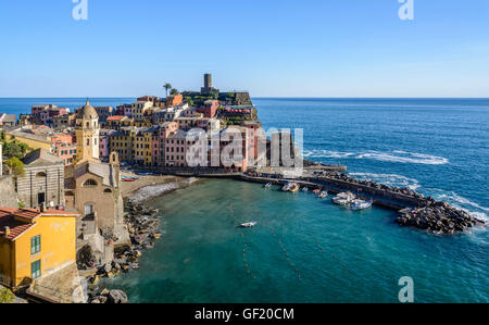 Porto di Vernazza, Cinque Terre, Italia Foto Stock