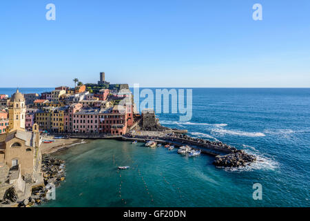 Porto di Vernazza, Cinque Terre, Italia Foto Stock