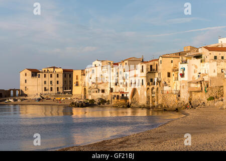 Porto di pescatori e la spiaggia di Cefalù, Sicilia, Italia Foto Stock