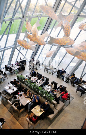 La caffetteria del museo di arte moderna di Louis Vuitton Foundation a Parigi Porte Maillot. Foto Stock