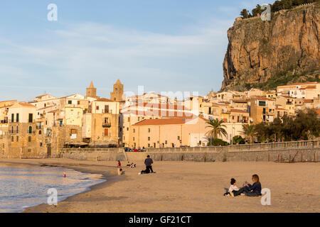 Porto di pescatori e la spiaggia di Cefalù, Sicilia, Italia Foto Stock