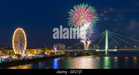 Luna park e fuochi d'artificio, Colonia, Germania Foto Stock