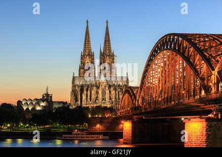 La cattedrale di Colonia e il ponte di Hohenzollern, Germania Foto Stock