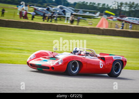 1965 Lola-Chevrolet T70 Spyder con driver Tony Sinclair durante la Pentecoste trofeo Race, 2015 Goodwood, Sussex, Regno Unito. Foto Stock