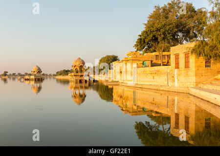 Tempio Gadi Sagar, Gadisar Lake, Jaisalmer, Rajasthan, India Foto Stock