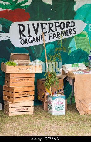 Gli agricoltori biologici di Riverford firmano lo stand al New Forest & Hampshire County Show, Brockenhurst UK a luglio Foto Stock