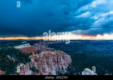 Rainbow punto durante un temporale, il Parco Nazionale di Bryce Canyon, Utah, Stati Uniti d'America Foto Stock