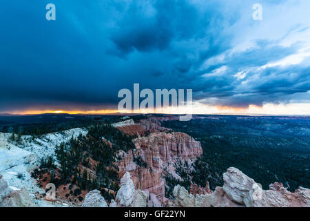 Rainbow punto durante un temporale, il Parco Nazionale di Bryce Canyon, Utah, Stati Uniti d'America Foto Stock