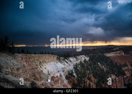 Rainbow punto durante un temporale, il Parco Nazionale di Bryce Canyon, Utah, Stati Uniti d'America Foto Stock