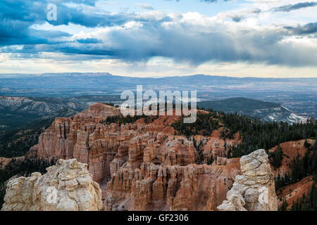 Rainbow punto durante un temporale, il Parco Nazionale di Bryce Canyon, Utah, Stati Uniti d'America Foto Stock