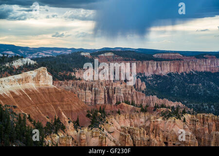 Rainbow punto durante un temporale, il Parco Nazionale di Bryce Canyon, Utah, Stati Uniti d'America Foto Stock