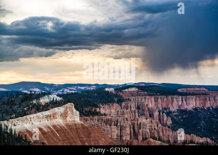 Rainbow punto durante un temporale, il Parco Nazionale di Bryce Canyon, Utah, Stati Uniti d'America Foto Stock