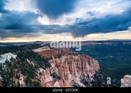 Rainbow punto durante un temporale, il Parco Nazionale di Bryce Canyon, Utah, Stati Uniti d'America Foto Stock