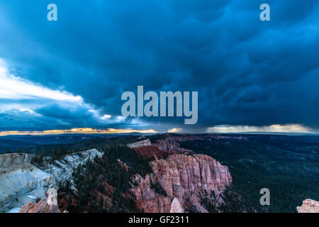 Rainbow punto durante un temporale, il Parco Nazionale di Bryce Canyon, Utah, Stati Uniti d'America Foto Stock