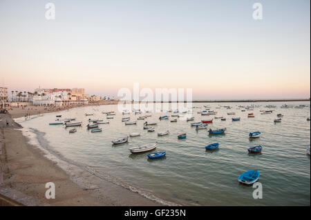 Vista La Caleta Beach, al tramonto. La Caleta è una piccola spiaggia situato in corrispondenza della punta del quartiere storico di Cadice. Foto Stock