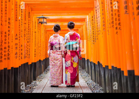 Geishe fra il rosso in legno porta dei tori a Fushimi Inari Santuario a Kyoto, Giappone Foto Stock