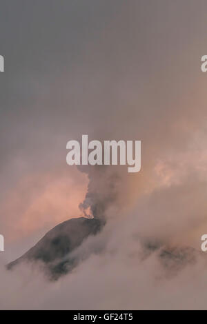 Close-Up del vulcano Tungurahua potente esplosione al tramonto, Febbraio 2016 Foto Stock