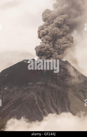 Vulcano Tungurahua fuoriesce fumo e cenere in eruzione Fiery, febbraio 2016, Ecuador Foto Stock