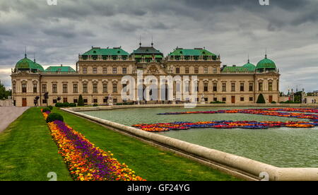 Bellissima vista del famoso castello Schloss Belvedere costruito da Johann Lukas von Hildebrandt come una residenza estiva per il Principe Eugenio Foto Stock