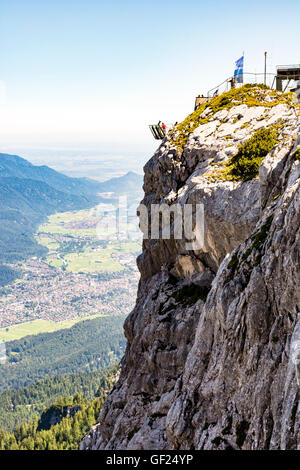 GARMISCH, Germania - 10 Luglio: Turisti in Alpspix piattaforma di osservazione sulla montagna Osterfeldkopf a Garmisch, Germania nel mese di luglio Foto Stock