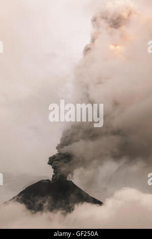 Vulcano Tungurahua fuoriesce colonne di fumo e cenere, Ecuador Foto Stock