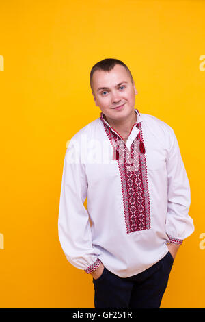 Uomo ucraino in vestiti nazionali. Studio. Foto Stock