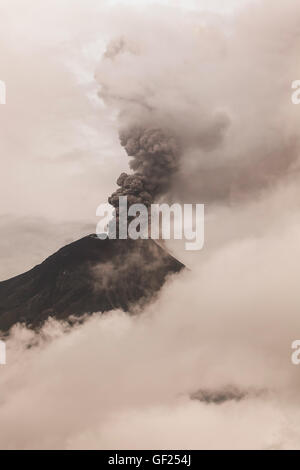 Vulcano Tungurahua tramonto esplosione in Ecuador Foto Stock