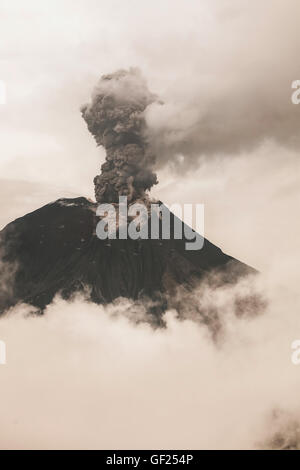 Vulcano Tungurahua, una forte esplosione vulcaniana, Ecuador Foto Stock