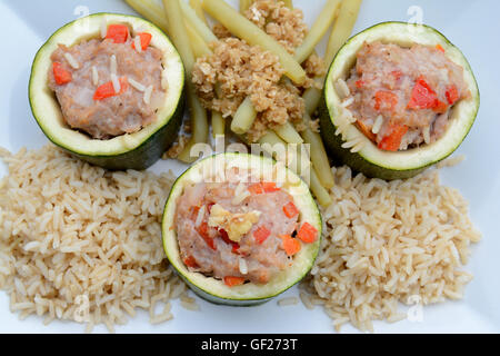 Zucchine farcite con carne tritata, riso e fagioli francesi sulla piastra bianca Foto Stock