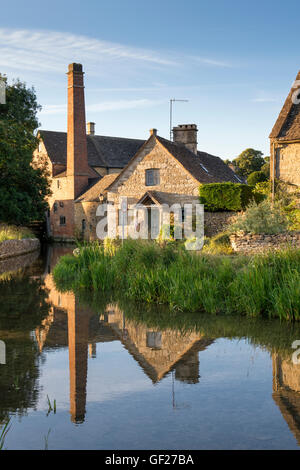 Il Vecchio Mulino. Macellazione inferiore nella sera d'estate la luce del sole. Cotswolds, Gloucestershire, Inghilterra Foto Stock