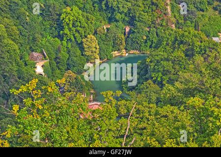 Vista dall'alto su un crinale con un piccolo bacino di acqua sul fiume Foto Stock