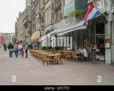 Amsterdam, Olanda - 20 Giugno 2010: Persone in Amsterdam godendo la soleggiata giornata di primavera da seduto su una terrazza Foto Stock