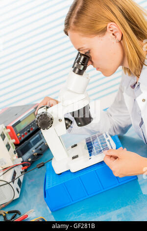 Donna assistente di laboratorio prove celle solari a film Foto Stock