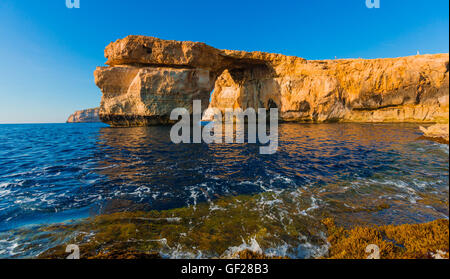 Azure Window, famoso arco in pietra sul isola di Gozo con la riflessione, Malta Foto Stock