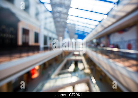 Blured grande mall shopping multi-livello centro con sfondo bokeh di fondo Foto Stock
