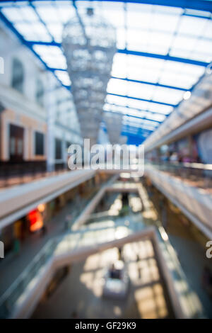 Blured grande mall shopping multi-livello centro con sfondo bokeh di fondo Foto Stock