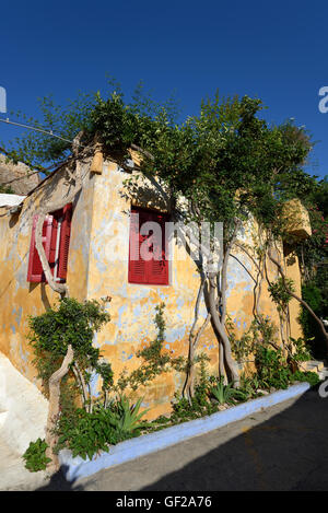 Vecchia casa colorata in Anafiotika area di Plaka a Atene, Grecia Foto Stock