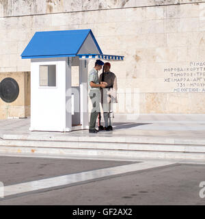 ATHENS, Grecia - 18.Luglio, 2016: Evzone custodisce la tomba del Soldato Sconosciuto in Atene vestito in uniforme di servizio si riferisce alla Foto Stock