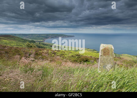 Robin Hood's Bay visto da Ravenscar sulla North Yorkshire costa. Inghilterra, Regno Unito, GB Foto Stock