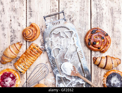 Una deliziosa vacanza di Natale sfondo di cottura con ingredienti e utensili Foto Stock