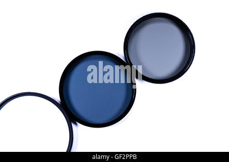 Macchina fotografica attrezzature filtro lente su sfondo bianco Foto Stock