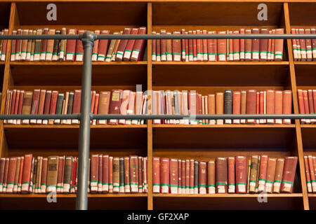 Una fotografia di alcuni libri in Boston Libraray centrale a Boston, Massachusetts, USA. Il Boston biblioteca centrale si trova i Foto Stock