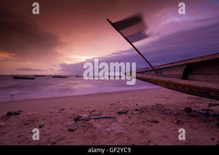 Yongoro, Sierra Leone - Giugno 03, 2013: Africa occidentale, le spiagge di Yongoro davanti a Freetown Foto Stock