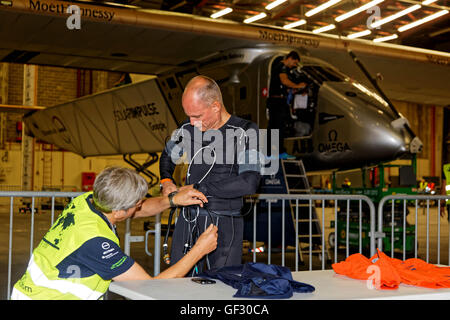 Bertrand Piccard della Svizzera si prepara a bordo della sua solare aereo Solar Impulse 2 presso la John F. Kennedy International un Foto Stock