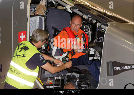 Bertrand Piccard della Svizzera si prepara per il suo pilota a energia solare aereo Solar Impulse 2 priotr a prendere il via all'aeroporto JFK di New York. Foto Stock