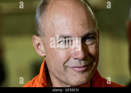 Bertrand Piccard della Svizzera si prepara per il suo pilota a energia solare aereo Solar Impulse 2 priotr a prendere il via all'aeroporto JFK di New York. Foto Stock